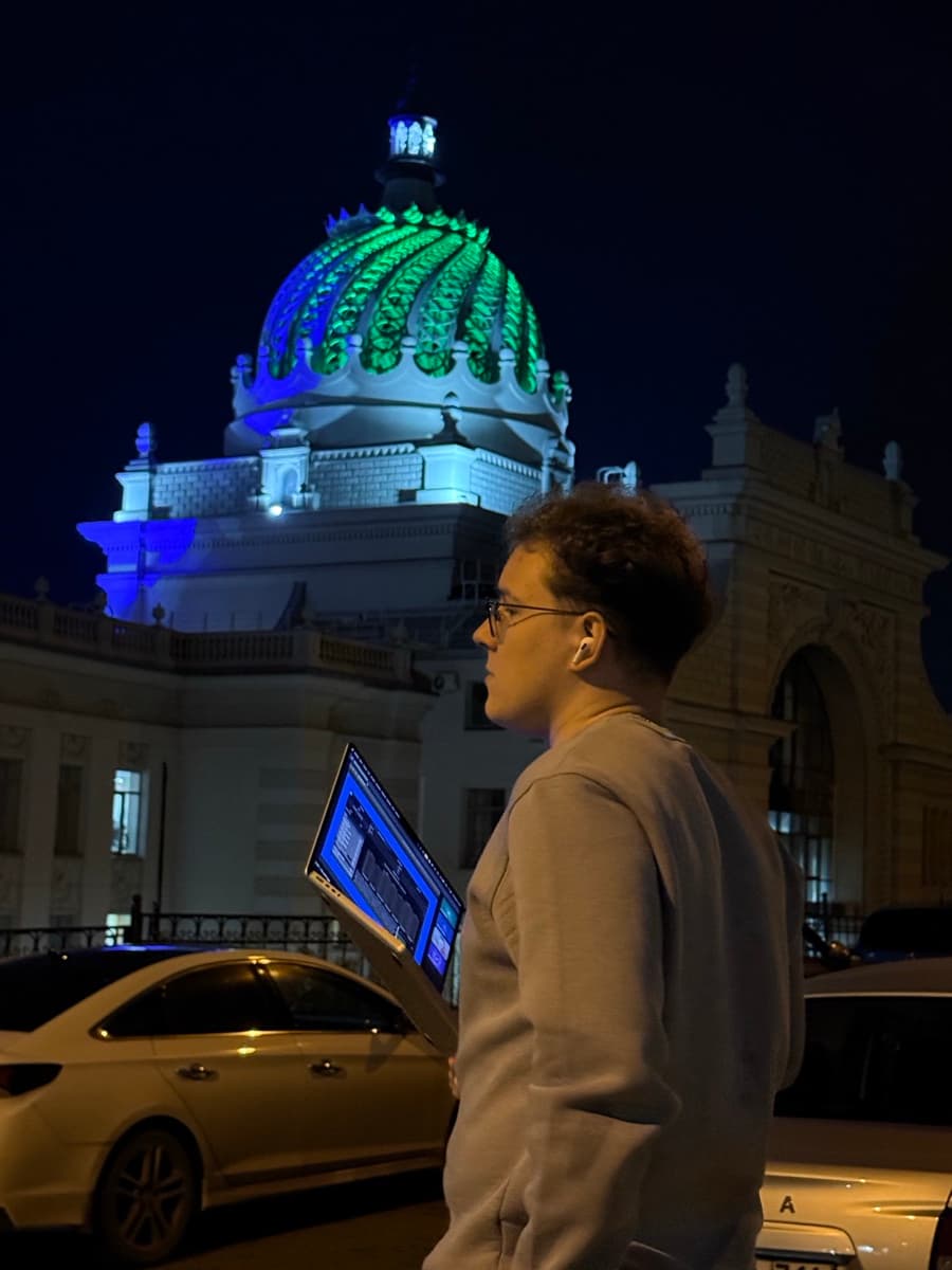 Никита за работой